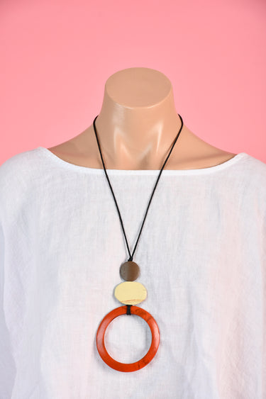 VGA600 - LARGE CIRCLE WOODEN NECKLACE - RED/CREAM