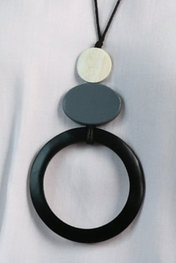 VGA600 - LARGE CIRCLE WOODEN NECKLACE - BLACK/GREY